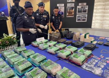 HUSSEIN Omar Khan menunjukkan rampasan dadah dan barangan mewah dalam sidang akhbar di IPD Muar, hari ini.