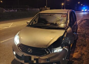 SEORANG wanita  maut  dilanggar kereta ketika melintas jalan sejurus turun dari bas di Kilometer 42, Jalan Sungai Rengit-Kota Tinggi.