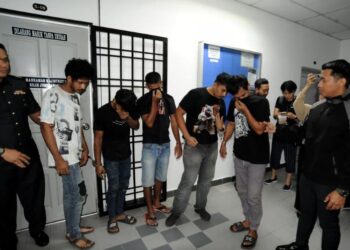 LIMA warga Indonesia mengaku bersalah atas tuduhan memiliki LPG tanpa lesen di Mahkamah Sesyen Johor Bahru. - UTUSAN/RAJA JAAFAR ALI