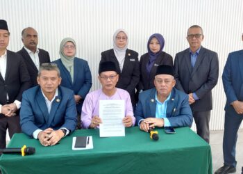 MOHD. AMIN Ahmad (duduk, tengah) bersama sebahagian daripada 23 Ahli Majlis MBPG yang menyatakan hilang keyakinan terhadap kepimpinan Datuk Bandar Pasir Gudang.