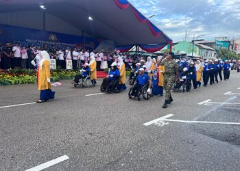 SEBAHAGIAN kontinjen yang terlibat dalam perbarisan sambutan Hari Kebangsaan ke 68 peringkat negeri Johor yang diadakan di Batu Pahat hari ini.