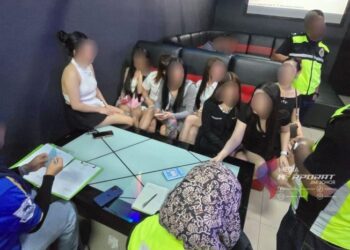 SEBAHAGIAN daripada warga asing yang ditahan dalam Op Gegar oleh Jabatan Imigresen di tiga pusat hiburan di bandar Pontian.