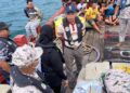 ANGGOTA Maritim Malaysia melakukan pemeriksaan enam kru warga asing selepas menemukan dadah dalam vesel di Timur Laut Tanjung Kempit, Mersing semalam.