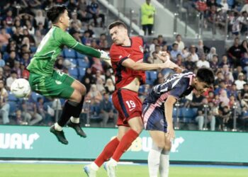 PENJAGA Gol UM-Damansara, Ameerul Eqhwan Fauzi (kiri) bekerja keras bagi mengekang asakan penyerang Johor Darul Ta’zim (JDT), Romel Morales (tengah) dalam aksi pertama pusingan 16 Piala FA 2025/2026 di Stadium Sultan Ibrahim (SSI), kelmarin.- UTUSAN/RAJA JAAFAR ALI