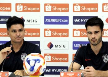 Xesco Munoz (kiri) bersama pemain import, Jon Irazabal pada sidang media menjelang aksi Kumpulan B Kejuaraan Kelab ASEAN Piala Shopee di Stadium Sultan Ibrahim, Iskandar Puteri, semalam. - UTUSAN/RAJA JAAFAR ALI