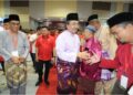JOHARI Abdul Ghani diiringi Mohamed Khaled Nordin bersalaman dengan perwakilan yang hadir sempena  Mesyuarat Perwakilan UMNO Bahagian Pasir Gudang di Dewan Muafakat Taman Mawar, Pasir Gudang, hari ini. - UTUSAN/RAJA JAAFAR ALI