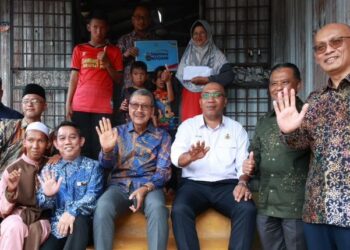 WAN Ahmad Dahlan Abdul Aziz (depan, empat kanan) semasa melawat keluarga Siti Rubiah Mohammad di Taman Sabariah, Pengkalan Chepa, Kota Bharu, Kelantan, hari ini. - UTUSAN/KAMARUL BISMI KAMARUZAMAN