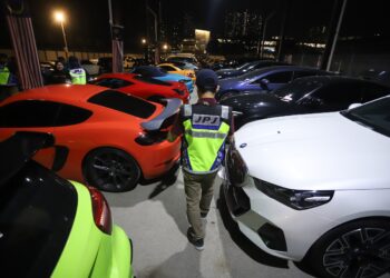 SEORANG lelaki warga asing ditahan kerana memandu kereta mewah menggunakan lesen memandu palsu baru-baru ini. UTUSAN/AFIQ RAZALI