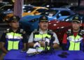 PENGARAH Kanan Penguatkuasa Jabatan Pengangkutan Jalan (JPJ), Muhammad Kifli Ma Hassan (tengah) pada sidang media Ops Luxury 3.0 di Depoh Sita JPJ Kuala Lumpur hari ini. UTUSAN/AFIQ RAZALI