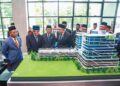 SULTAN Sharafuddin Idris Shah berkenan mendengar penerangan oleh Anthony Loke mengenai Menara Dius Api selepas majlis perasmian menara itu di Pelabuhan Klang, semalam. – UTUSAN/AFIQ RAZALI