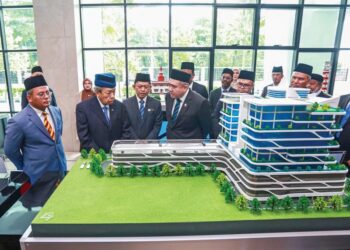SULTAN Sharafuddin Idris Shah berkenan mendengar penerangan oleh Anthony Loke mengenai Menara Dius Api selepas majlis perasmian menara itu di Pelabuhan Klang, semalam. – UTUSAN/AFIQ RAZALI