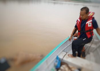 ANGGOTA bomba berusaha membawa naik mayat mangsa yang selepas ditemukan lemas di Sungai Kelantan dekat Kampung Sat, Machang, Kelantan. - IHSAN BOMBA