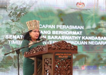 K. SARASWATHY berucap sempena perasmian Citra Nusa@Muzium: ASEAN Natives and Indigenous Festival 2025 di Muzium Negara hari ini. - UTUSAN/AFIQ RAZALI