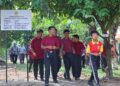 PARA penghuni berjalan melihat tanaman di dusun kecil rumah bakti itu ketika Hari Dusun Komuniti Rumah Bakti Dato’ Harun (RBDH) di Ampang, Selangor. – UTUSAN/AMIR KHALID