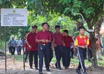 PARA penghuni berjalan melihat tanaman di dusun kecil rumah bakti itu ketika Hari Dusun Komuniti Rumah Bakti Dato’ Harun (RBDH) di Ampang, Selangor. – UTUSAN/AMIR KHALID