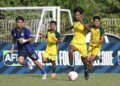 PEMAIN Kedah Darul Aman (KDA) FC, Sharul Aiman Zuraidi (dua dari kanan) melepasi kawalan pemain Machan FC dalam aksi Liga A1 Semi Pro di Stadium Mini Majlis Perbandaran Kubang Pasu (MPKP) di Jitra, kelmarin. Perlawanan berakhir dengan kemenangan berpihak kepada KDA FC 1-0.- UTUSAN/ SHAHIR NOORDIN