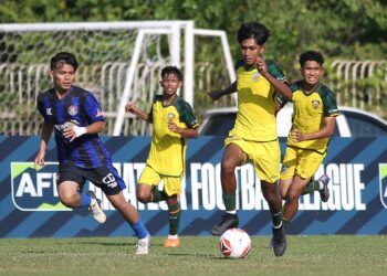 PEMAIN Kedah Darul Aman (KDA) FC, Sharul Aiman Zuraidi (dua dari kanan) melepasi kawalan pemain Machan FC dalam aksi Liga A1 Semi Pro di Stadium Mini Majlis Perbandaran Kubang Pasu (MPKP) di Jitra, kelmarin. Perlawanan berakhir dengan kemenangan berpihak kepada KDA FC 1-0.- UTUSAN/ SHAHIR NOORDIN