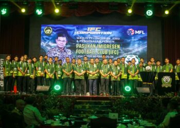 Menteri Dalam Negeri, Datuk Seri Saifuddin Nasution Ismail bergambar dengan sebahagian pemain pada Majlis Peluncuran Jersi dan Pengenalan Pemain Pasukan Imigresen Football Club (IFC) Liga Super Musim 2025/2026 di Hotel Raia, kelmarin. - UTUSAN/ SHAHIR NOORDIN