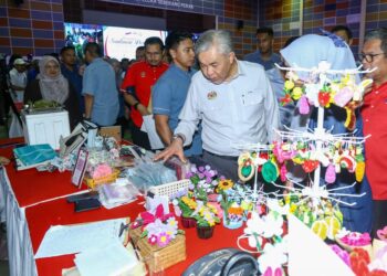 AHMAD Zahid Hamidi melawat pameran pada Program Santunan Desa di Seberang Perak, Pasir Salak hari ini. - UTUSAN/MUHAMAD NAZREEN SYAH MUSTHAFA