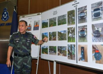 Khalid Mohd. Ismail menunjukkan aset-aset yang dirampas daripada suspek yang terlibat dalam kes penipuan pelaburan MBI di Bukit Aman, semalam.
