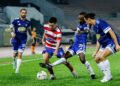 PEMAIN Kuala Lumpur City, Ryan Lambert diasak pemain Sabah pada perlawanan Liga Super 2025/2026 di Stadium Bola Sepak Kuala Lumpur, Cheras, di sini hari ini.-UTUSAN/SHIDDIEQIIN ZON
