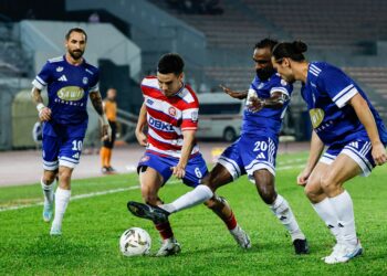 PEMAIN Kuala Lumpur City, Ryan Lambert diasak pemain Sabah pada perlawanan Liga Super 2025/2026 di Stadium Bola Sepak Kuala Lumpur, Cheras, di sini hari ini.-UTUSAN/SHIDDIEQIIN ZON