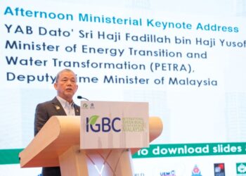 FADILLAH Yusof menyampaikan ucapan ketika Persidangan Bina Hijau Antarabangsa 2025 di One World Hotel di sini, semalam. - UTUSAN/SADDAM YUSOF