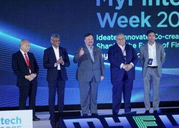 MENTERI Kewangan II, Datuk Seri Amir Hamzah Azizan (tengah) bersamaAbdul Rasheed Ghaffour (dua kanan) pada majlis perasmian MyFintech Week 2025 di Sasana Kijang Bank Negara Malaysia di sini hari ini. - UTUSAN/FAUZI BAHARUDIN