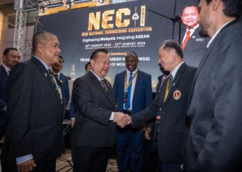ALEXANDER Nanta Linggi beramah mesra bersama peserta pada perasmian Konvensyen Kejuruteraan Kebangsaan 2025 (NEC) di Connexion Conference & Event Centre, Bangsar, semalam. UTUSAN/SADDAM YUSOFF