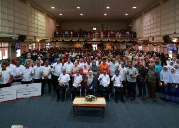 FADHLINA Sidek bersama wakil sekolah dan pelajar pada Majlis Penyerahan Bantuan Awal Persekolahan Peringkat Negeri Kelantan di Dewan Sektor Sumber Teknologi Pendidikan Pengkalan Chepa, Kelantan, kelmarin.