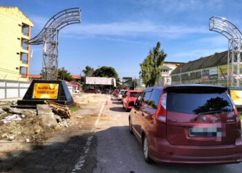 KENDERAAN pelancong Malaysia beratur hingga di luar pagar kompleks Kompleks Imigresen, Kastam, Kuarantin dan Keselamatan  (ICQS) Pengkalan Kubor, Kelantan untuk masuk ke Thailand. - UTUSAN/ROHANA ISMAIL