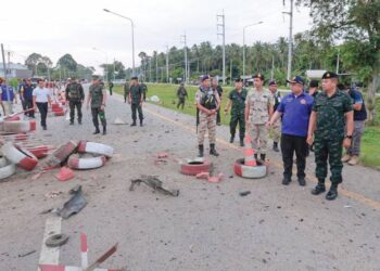 PAISAN Nusang (kanan) meninjau lokasi kejadian bom kereta di Mukim Salamai, Tak Bai, Narathiwat, Thailand. – IHSAN ISOC 4