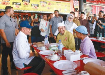 AMIR Raja Lawak (kanan) berbual dengan Anwar  Ibrahim(kiri) dan Mohd. Nasuruddin Daud (dua dari kanan) yang meluangkan masa singgah di kedainya di Medan Selera Stadium Sultan Muhammad IV, Kota Bharu, Kelantan, semalam. – mingguan/KAMARUL BISMI KAMARUZAMAN