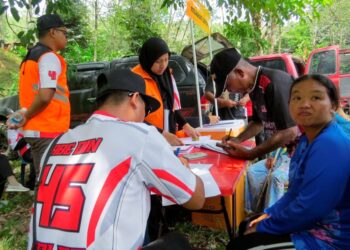 ANJANG Ayeh (dua dari kanan) membawa anak perempuannya untuk berurusan dengan Jabatan Kebajikan Masyarakat di Kampung Redip, Pos Hau, Gua Musang, Kelantan. – UTUSAN/AIMUNI TUAN LAH