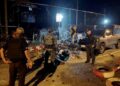 ANGGOTA pasukan keselamatan Thailand memeriksa lokasi letupan bom kereta di pusat pemeriksaan di Kampung Khok Mafueang, Mukim Salamai, Tak Bai, Narathiwat, Thailand, kelmarin. – IHSAN POLIS THAILAND