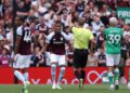 Pengadil Inggeris, Craig Pawson (dua dari kanan)menunjukkan kad merah kepada pemain pertahanan  Aston Villa, Ezri Konsa (dua dari kiri) pada aksi Liga Perdana Inggeris (EPL) di Villa Park, Birmingham. - AFP