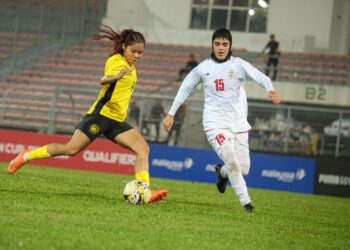 PENYERANG Malaysia, Kaseh Carlmila melepaskan rembatan ketika menentang Iran pada perlawanan Kumpulan F Kelayakan Asia Wanita B-20 di Stadium Kuala lumpur di sini, hari ini.-UTUSAN/ISKANDAR ISHAK