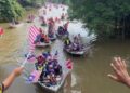 MUHAMMAD Sanusi Md. Nor melambai tangan kepada orang ramai ketika mengetuai Perarakan Bot Merdeka Sempena Sambutan Hari Kebangsaan 2025 di Sungai Kedah, Alor Setar, Kedah, semalam.