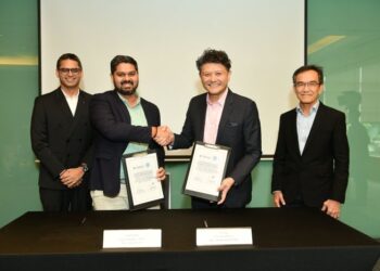 GAURAV Midha (kiri) menyaksikan pertukaran kerjasama strategik di antara Pengurus Kumpulan-OSEA Titan Company Limited, Pratik Singh dan SJ Ong serta Timbalan Pengerusi Marco Worldwide Sdn. Bhd., Siau Hock Cheng.
