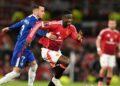 Manchester United masih belum menentukan masa depan Kobbie Mainoo yang sehingga kini masih diletakkan di bangku simpanan. - AFP