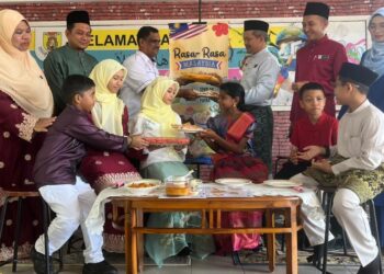 MURID-Murid dan guru SK Putra dan SJKT Kangar bertukar makanan bagi menyemarakkan semangat perpaduan di antara mereka pada program Rasa-Rasa Malaysia bersempena sambutan Bulan Kebangsaan di SK Putra, Kangar, Perlis baru-baru ini. – UTUSAN/ASYRAF MUHAMMAD