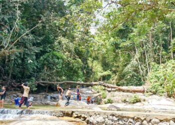 ORANG ramai bermandi-manda untuk menyejukkan badan di Air Terjun Batu Berangkai ketika cuaca panas di Kampar, Perak. – UTUSAN/MEGAT LUTFI MEGAT RAHIM