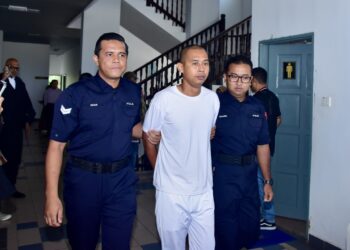 HAHRUL Nizam Zuraimy dibawa anggota polis selepas dia dijatuhkan hukuman penjara dan sebatan oleh Mahkamah Tinggi Melaka semalam atas kesalahan membunuh isteri dan anak tirinya enam tahun lalu. 
– UTUSAN/ARIF HAMIZAN MISKON