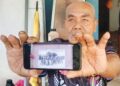 KAMARUDIN Li menunjukkan gambar ketika menjalani latihan kawad sebagai anggota Home Guard pada 1955 di Kuala Lipis, Pahang. 
– UTUSAN/HARIS FADILAH AHMAD