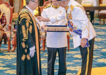 TUN Mohd. Ali Mohd. Rustam mengurniakan Darjah Utama Negeri Melaka (D.U.N.M) kepada Wan Ahmad Farid Wan Salleh pada Istiadat Penganugerahan Darjah, Tauliah, Bintang dan Pingat Kebesaran Negeri Melaka sempena Hari Jadi Ke-76 Yang Dipertua Negeri Melaka di Balai Istiadat, Seri Negeri, Ayer Keroh, Melaka, semalam.