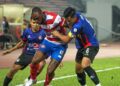 TONGGAK Kuala Lumpur City, Kpah Sean Sherman (tengah) diasak dua pemain PDRM FC pada aksi Liga Super 2025 di Stadium Cheras di sini, kelmarin. - UTUSAN/ISKANDAR ISHAK