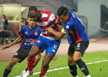 TONGGAK Kuala Lumpur City, Kpah Sean Sherman (tengah) diasak dua pemain PDRM FC pada aksi Liga Super 2025 di Stadium Cheras di sini, kelmarin. - UTUSAN/ISKANDAR ISHAK