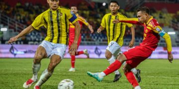 PEMAIN Selangor, Faisal Halim melakukan percubaan ke gawang gol Brunei pada aksi Liga Super Malaysia 2025/2026 di Stadium Petaling Jaya di sini, hari ini. Gambar ISKANDAR ISHAK