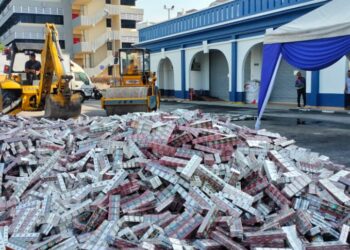 PROSES melupuskan rokok seludup pelbagai jenama di Ibu Pejabat Polis Daerah Taiping hari ini. - UTUSAN/WAT KAMAL ABAS
