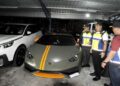 AEDY Fadly Ramli (kiri ) menunjukkan antara kenderaan mewah yang disita kepunyaan selebriti, pempengaruh dan ahli perniagaan termasuk warganegara asing pada sidang akhbar di JPJ Johor, Taman Daya, Johor Bahru, hari ini. - UTUSAN/RAJA JAAFAR ALI